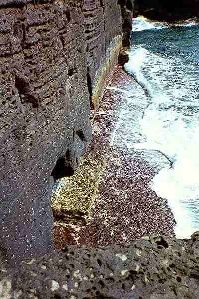 an image of the sea cliffs at Yonaguni Jima