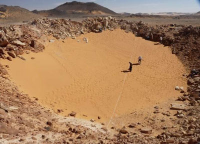 an image/link showing the Kamil crater in southern Egypt that is one of the best preserved impact sites ever found, and which is also a link directly to the Daily Mail Online news story