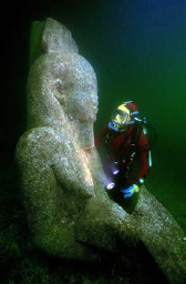 An image of underwater archeologist diving on archaeological remains in the Nile, which is also a clickable link to the ANSA story