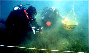 an image of divers at the bottom of Lake Titicica which links to another page giving further details about this discovery
