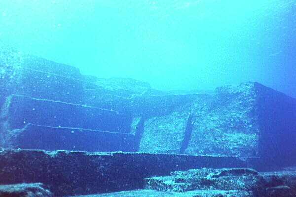 an image of the underwater structure at Yonaguni
