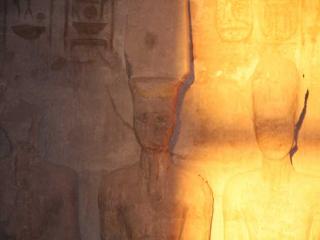 an image of the sun's rays as they fall on the faces of the statues of Pharaoh Ramses II photographed by Andrew Bossone, which is also a clickable link directly to the Al-Masry Al-Youm story
