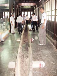 an image/link of the ancient wooden boat retrieved from the Huong River leading direct to the VietNamNet Bridge story