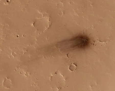 a clickable image link of the new impact crater and ejecta found on Mars, leading directly to the Astronomy Magazine website page