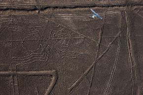 An image of one of the geoglyphs on the Nazca Plain taken by Robert Clark for National Geographic magazine, which is also a clickable link directly to the Andina news story