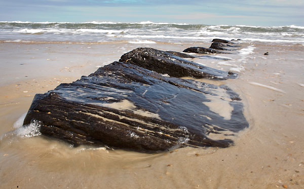 an image of the remains of a shipwreck on the beach in Corolla, North Carolina, USA, which is also a clickable link direct to the DiverNet story