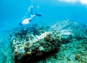 an image of a University of Hawai'i student diving at the site of the SS Maui shipwreck, which is also a clickable link direct to the Honolulu Advertiser story
