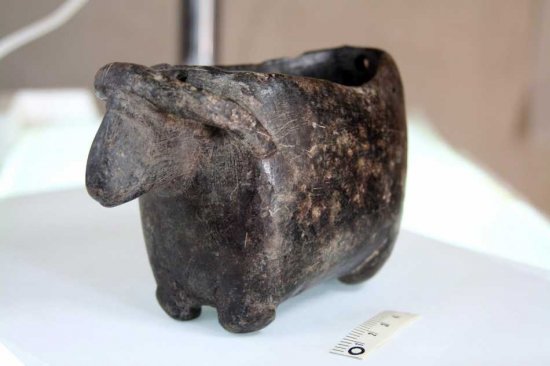 an image showing a stone jar shaped like a bull recently discovered at Tel al-Abr near Aleppo in northern Syria that dates back to the tenth millennium BC, and is also a clickable link directly to the M & C News story