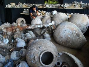 an image of the ancient Chinese earthenware found in Central Java, which is also a clickable link directly to the Viva News story