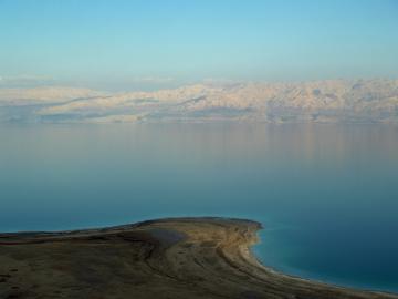 an image The Dead Sea taken by David Shankbone, which is also a clickable link directly to the ArchNews story
