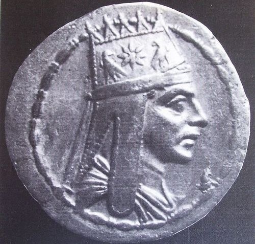 an image of a coin featuring the Armenian king Tigranes the Great features a star with a curved tail on his crown that some thought is meant to be Halley's Comet, which is also a clickable link directly to the io9 story