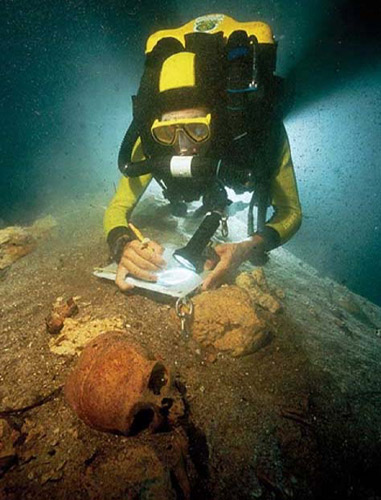 an image of the oldest skeleton in the Americas discovered in an underwater cave on the coast of the Yucatán Peninsula near Tulum, Mexico linking direct to the National Geographic story